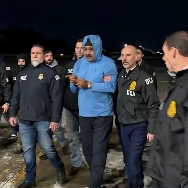 السترة الزرقاء التي سرقت الأضواء.. مادورو والرمز الغريب في قلب الحدث السياسي العالمي