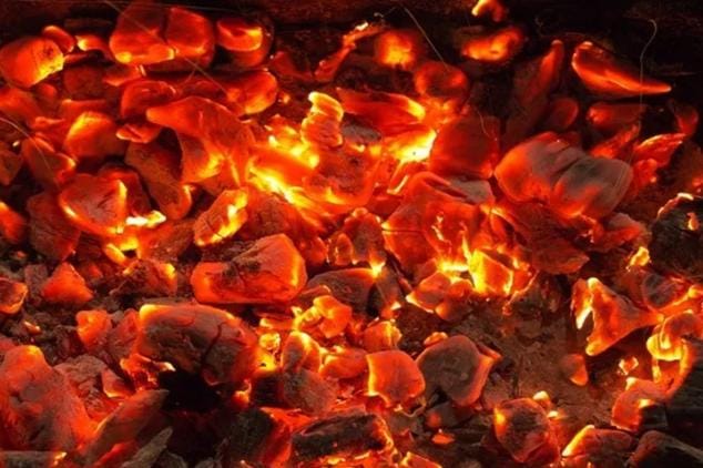 وفاة طفلتين وإصابة والدهما إثر استنشاقهم غازات من منقل حطب في معان