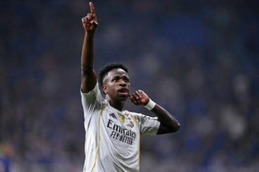 خبراء برازيليون ينصحون فينيسيوس بالصمت والتركيز داخل الملعب