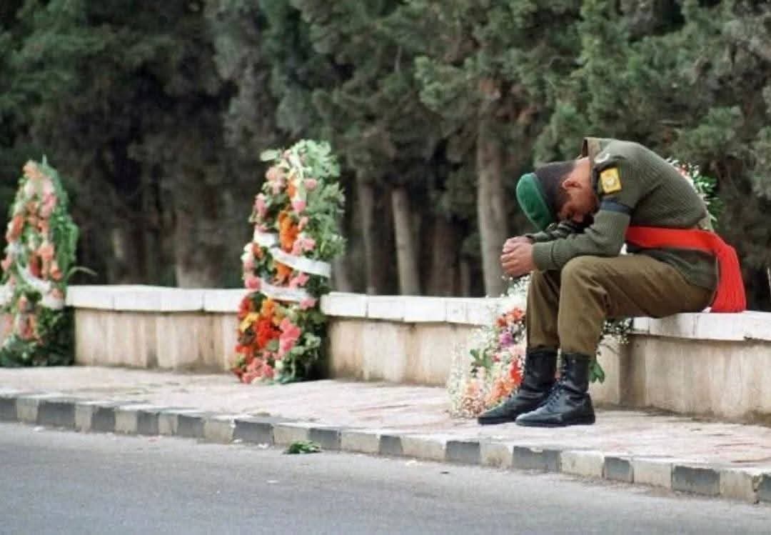 مشهد لا يُنسى: بكاء أحد نشامى الحرس الملكي أثناء وداع الحسين الباني