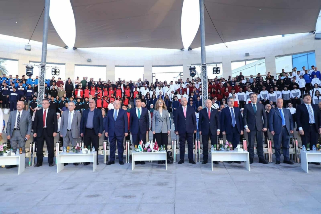 رئيس جامعة فيلادلفيا يشارك في افتتاح بطولة القائد للجامعات الأردنية في العقبة...صور