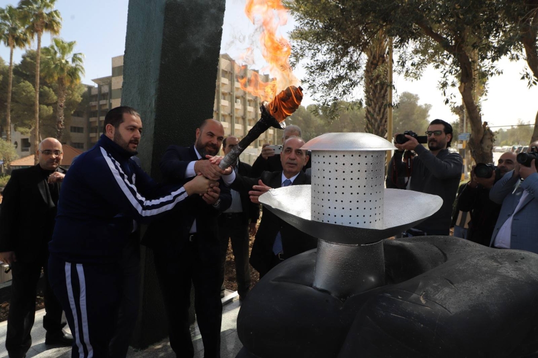 اليرموك توقد شعلتها إيذانًا ببدء احتفالاتها بيوبيلها الذهبي _صور