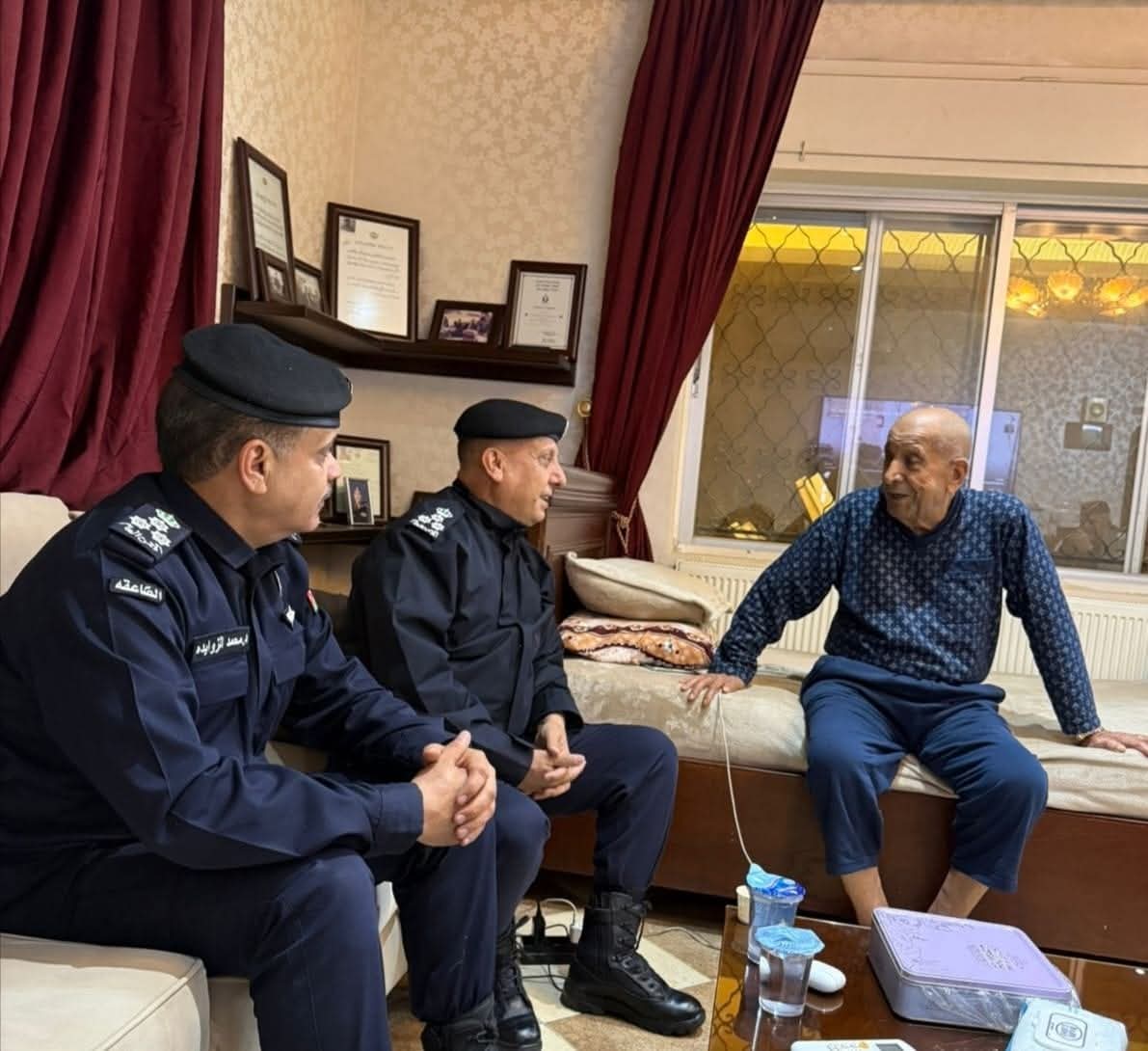 قائد أمن إقليم الشمال يزور اللواء المتقاعد رياض الخصاونة للاطمئنان على صحته
