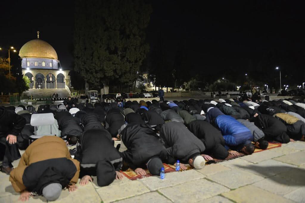60 ألف مصل يؤدون التراويح في الأقصى رغم قمع الاحتلال وقيوده