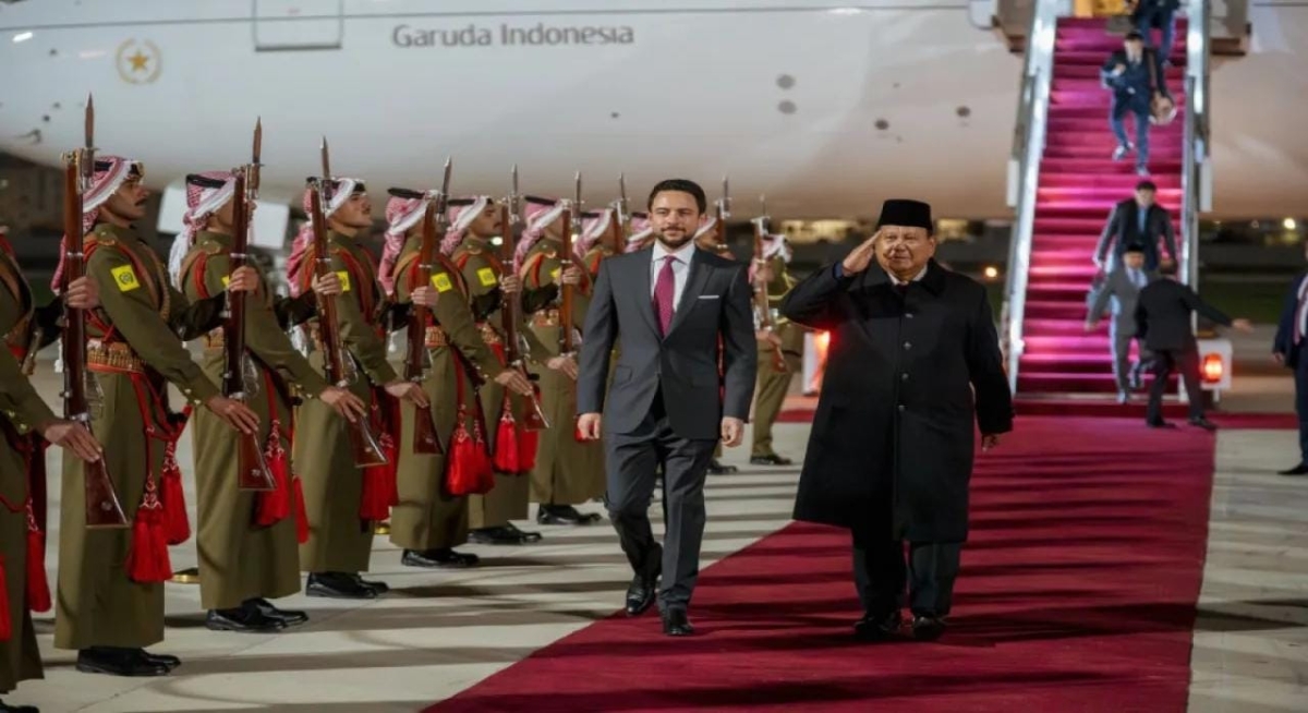 ولي العهد يستقبل الرئيس الإندونيسي لدى وصوله الاردن