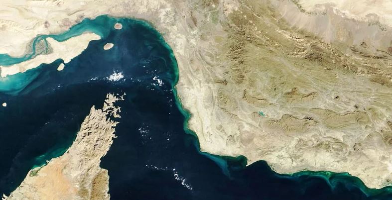الحرس الثوري يعلن “السيطرة الكاملة” على مضيق هرمز