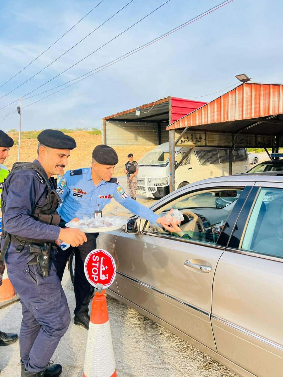 الأمن العام والشرطة المجتمعية يوزّعون المياه والتمور على الصائمين قبيل الإفطار