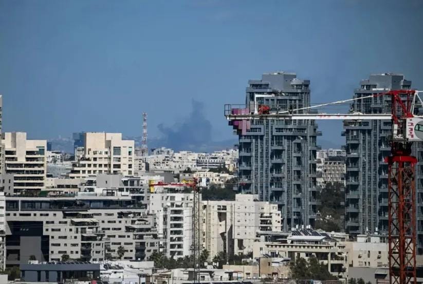 إصابات في تل أبيب إثر سقوط حطام ”صاروخ انشطاري”.. وصفارات الإنذار تدوي مجدداً تحذيراً من هجوم إيراني