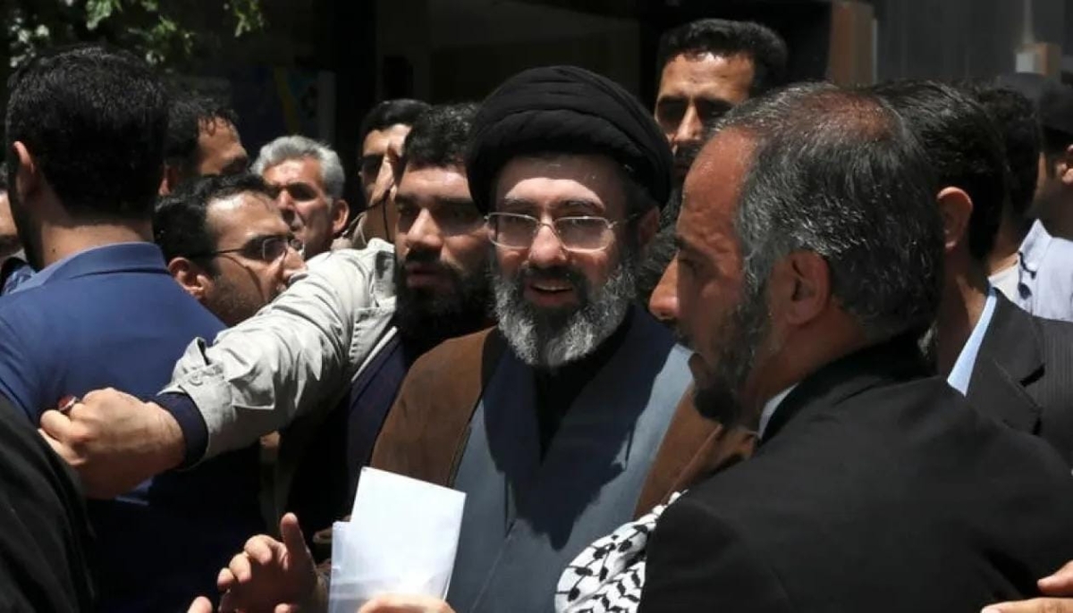 عضو بمجلس خبراء القيادة الإيراني: الأغلبية مع تولي مجتبى خامنئي