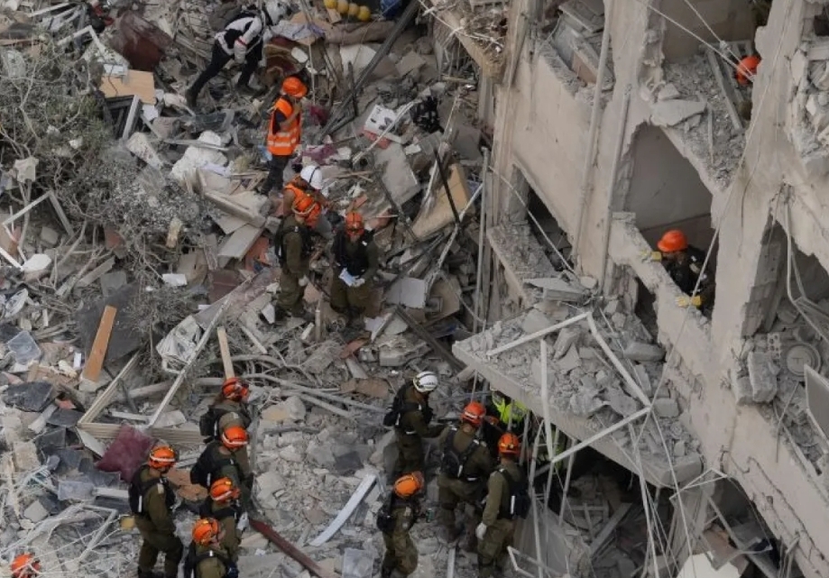 معاريف: قتيلان جراء صاروخ إيراني في وسط ( إسرائيل)