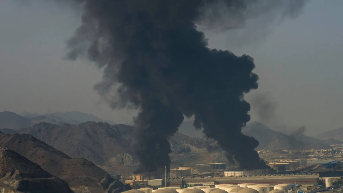 مكتب أبو ظبي الإعلامي: السيطرة على الحرائق الثلاث في محيط مناطق خليفة الاقتصادية وارتفاع الإصابات إلى 6