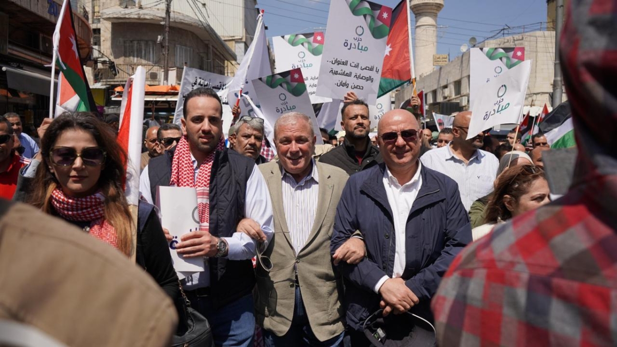 عطية يشارك في مسيرة حاشدة دعماً لمواقف الملك ورفضاً لانتهاكات الاحتلال