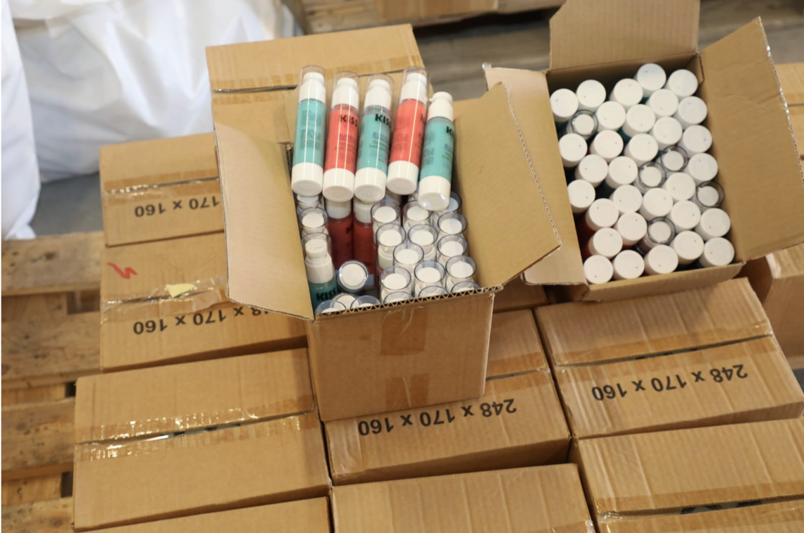 الجمارك تُحبط تصنيع مواد تجميل مقلدة داخل شقة سكنية