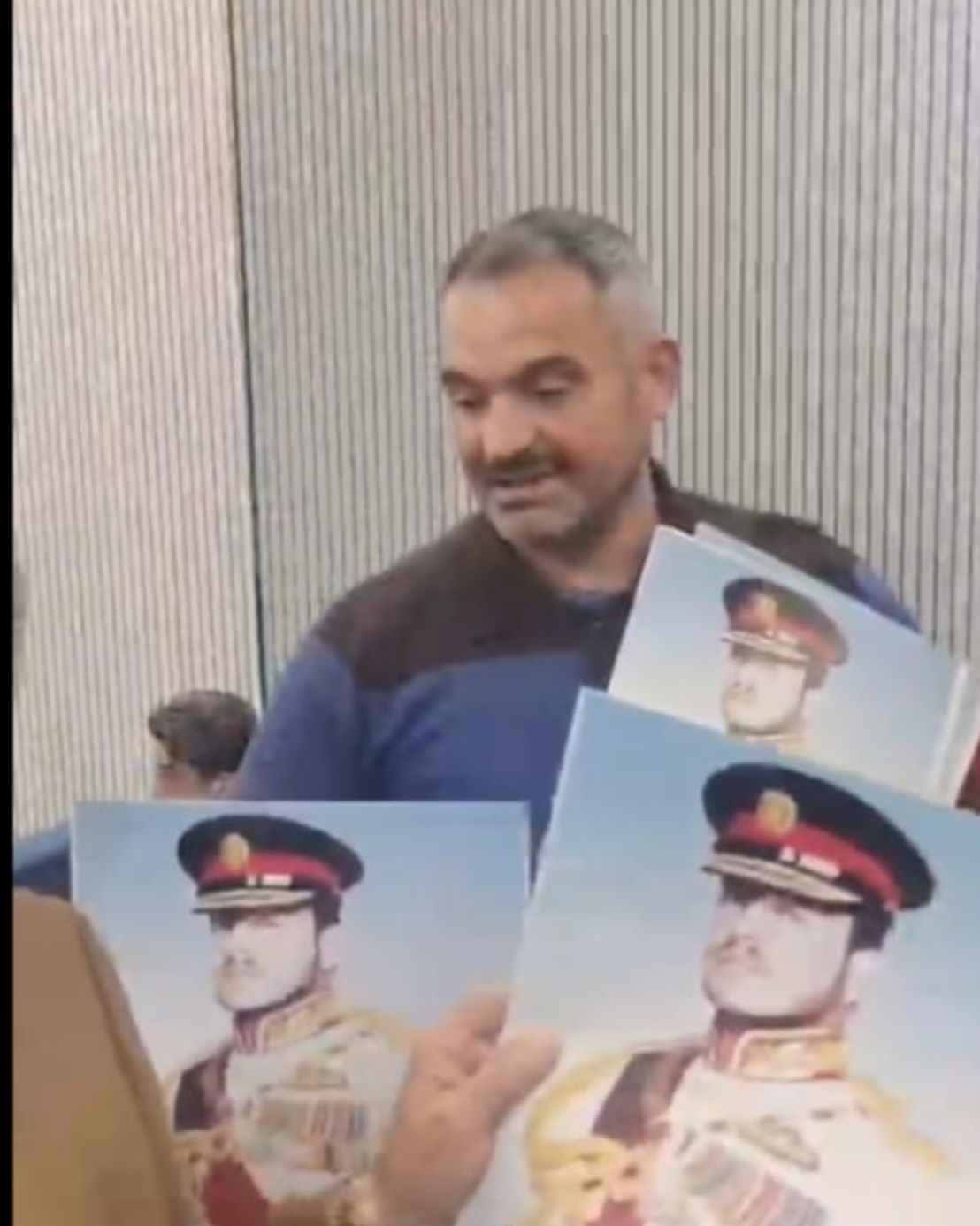 المواطن يوسف الشعبي يحتفظ  بمجموعة تتراوح بين 13 الى 14 الف  صورة للعائلة الهاشمية