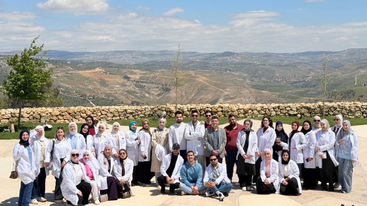 زيارة علمية لطلبة الصيدلة في فيلادلفيا إلى الحديقة النباتية الملكية...صور