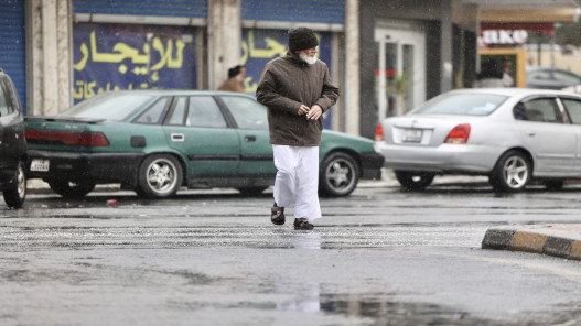 أجواء غير مستقرة وزخات مطرية متفرقة مع تحذيرات من السيول