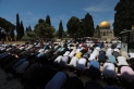 عشرات الآلاف من الفلسطينيين يؤدون صلاة الجمعة في المسجد الأقصى وسط إجراءات مشددة