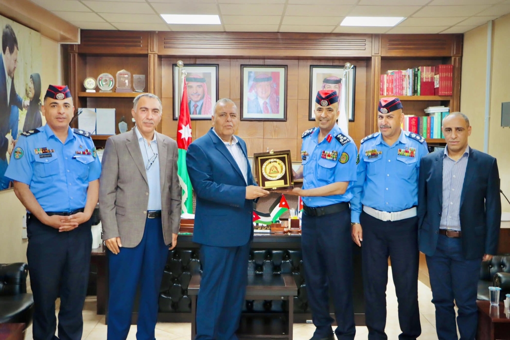 شرطة مادبا تكرّم المحافظ حسن الجبور بمناسبة يوم المرور العالمي