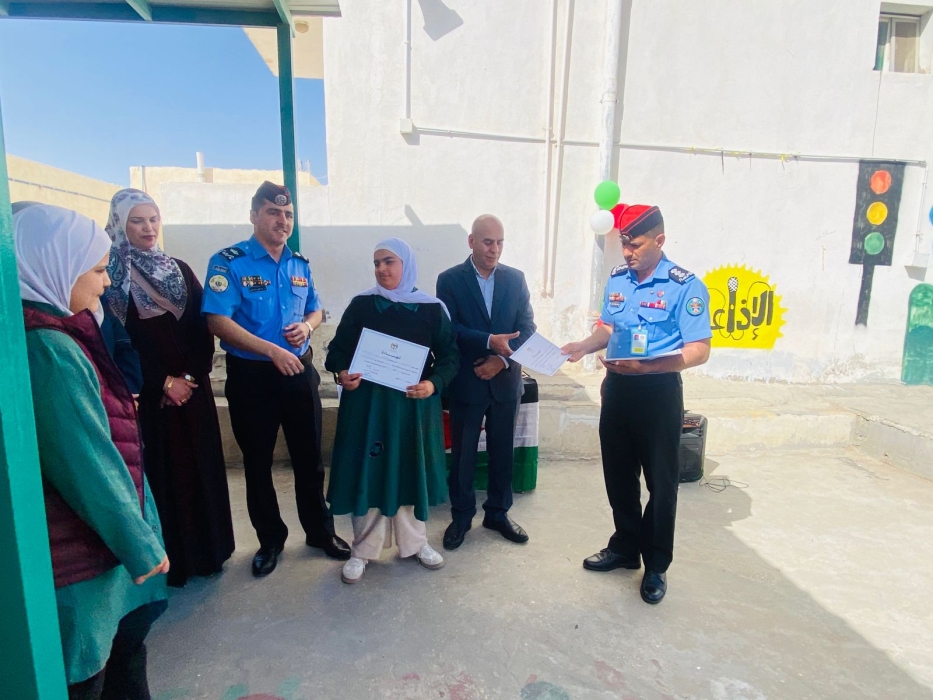 اللصاصمة يفتتح معرض العلوم والوسائل التعليمية في مدرسة رابعة العدوية