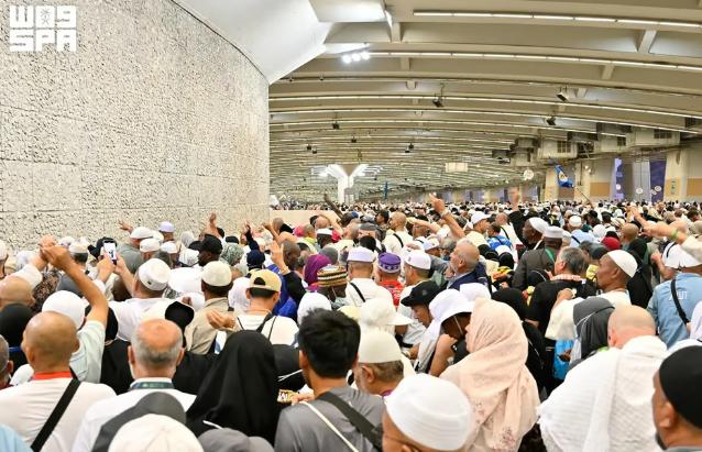 حجّاج بيت الله الحرام يرمون الجمرات الثلاث في ثاني أيام التشريق