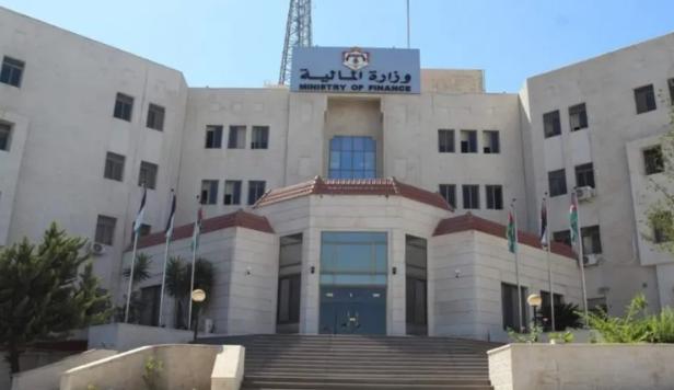 المتورطون باختلاسات “المالية” تحت منع السفر… ومصدر رسمي: لم يغادر أي منهم البلاد