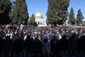 نحو 65 ألف فلسطيني يؤدون صلاة الجمعة بالمسجد الأقصى وسط إجراءات مشددة من الاحتلال