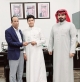 رئيس لجنة بلدية حوض الديسة يكرّم النشمي اليمني عتبة الجعفري بدرع شكر وتقدير