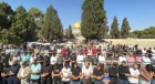 60 ألفا يؤدون الجمعة في الأقصى رغم إجراءات الاحتلال
