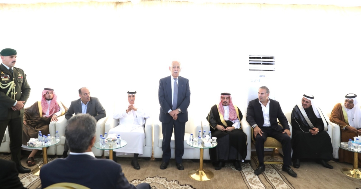 مندوبا عن الملك وولي العهد.. العيسوي يعزي عشيرة الفايز..صور