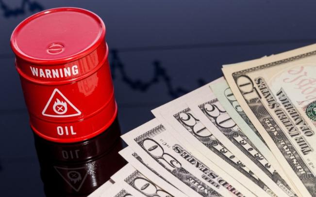 النفط يهبط دون 70 دولاراً وسط تراجع مخاوف الإمدادات وعودة التدفقات عبر هرمز